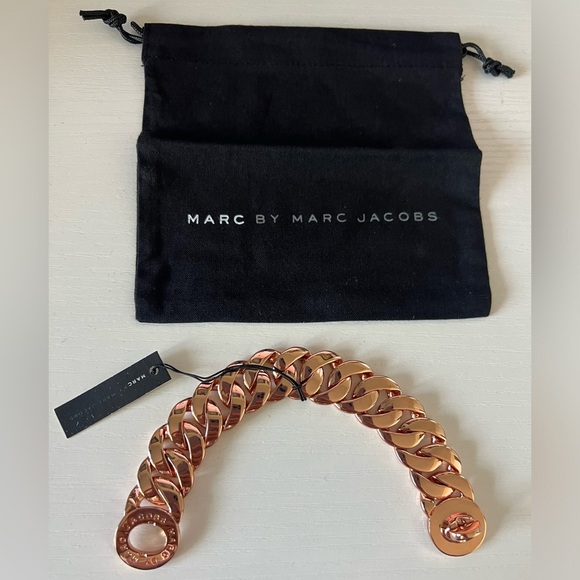 NWT Marc by Marc Jacobs Katie Turn lock Bracelet in Rose Gold​ - Picture 2 of 4
